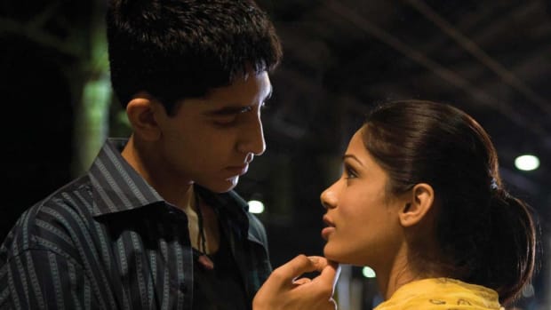  Dev Patel as Jamal and Freida Pinto as Latika in Slumdog Millionaire PRODUCTION PHOTOS:ISHIKA MOHAN COURT E S Y : FOX SEARCHLIGHT