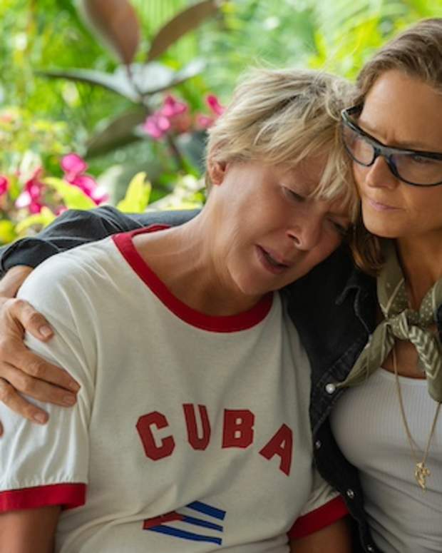 [L-R] Annette Bening as Diana Nyad and Jodie Foster as Bonnie Stoll in NYAD (2023).