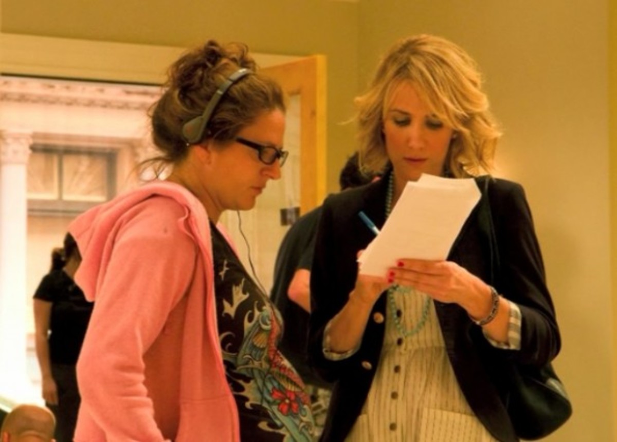 Screenwriter Annie Mumolo with actor and co-screenwriter Kristen Wiig on the set of Bridesmaids. 