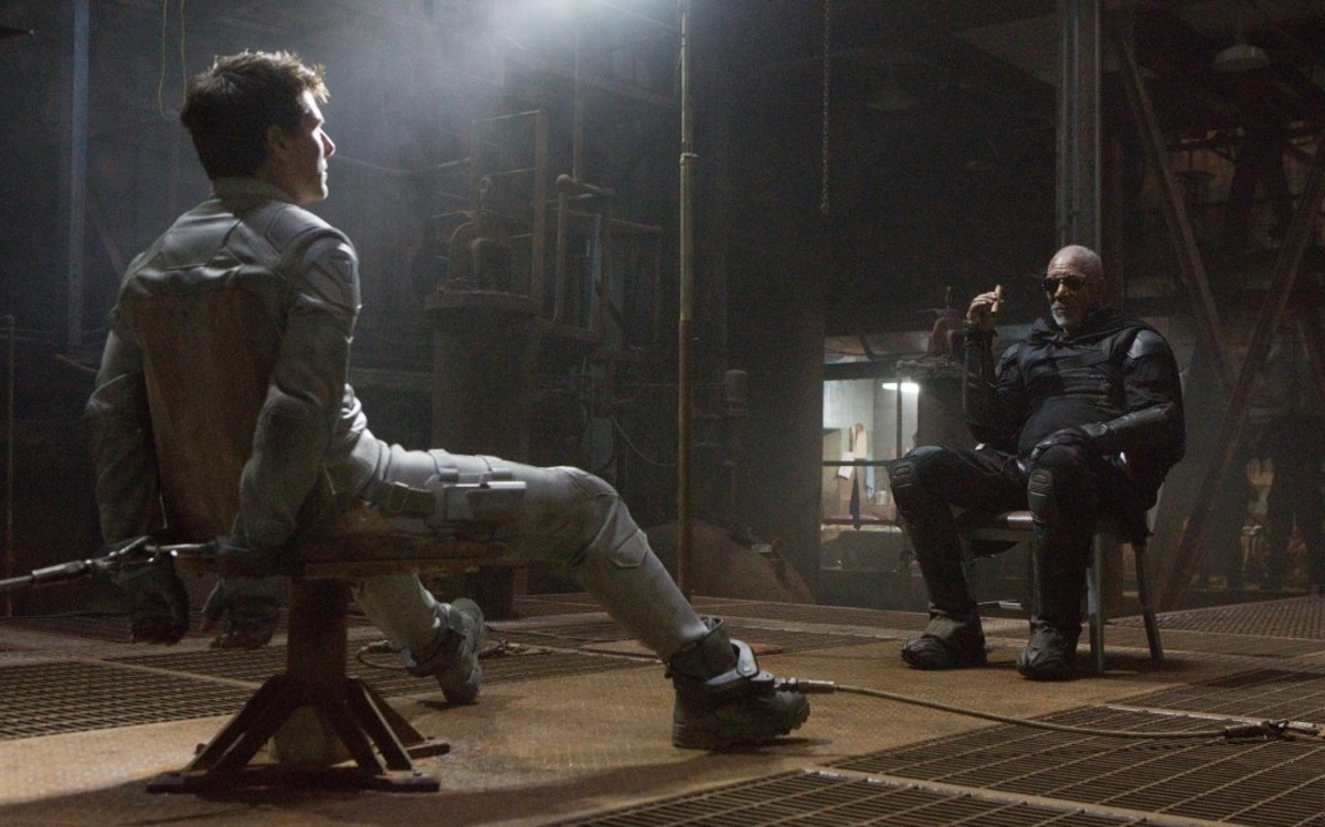 (L to R) Jack (Tom Cruise) is grilled by Beech (Morgan Freeman) in 'Oblivion', an original and groundbreaking cinematic event from the visionary director of 'TRON: Legacy' and producers of 'Rise of the Planet of the Apes'. Credit: David James - Universal Pictures