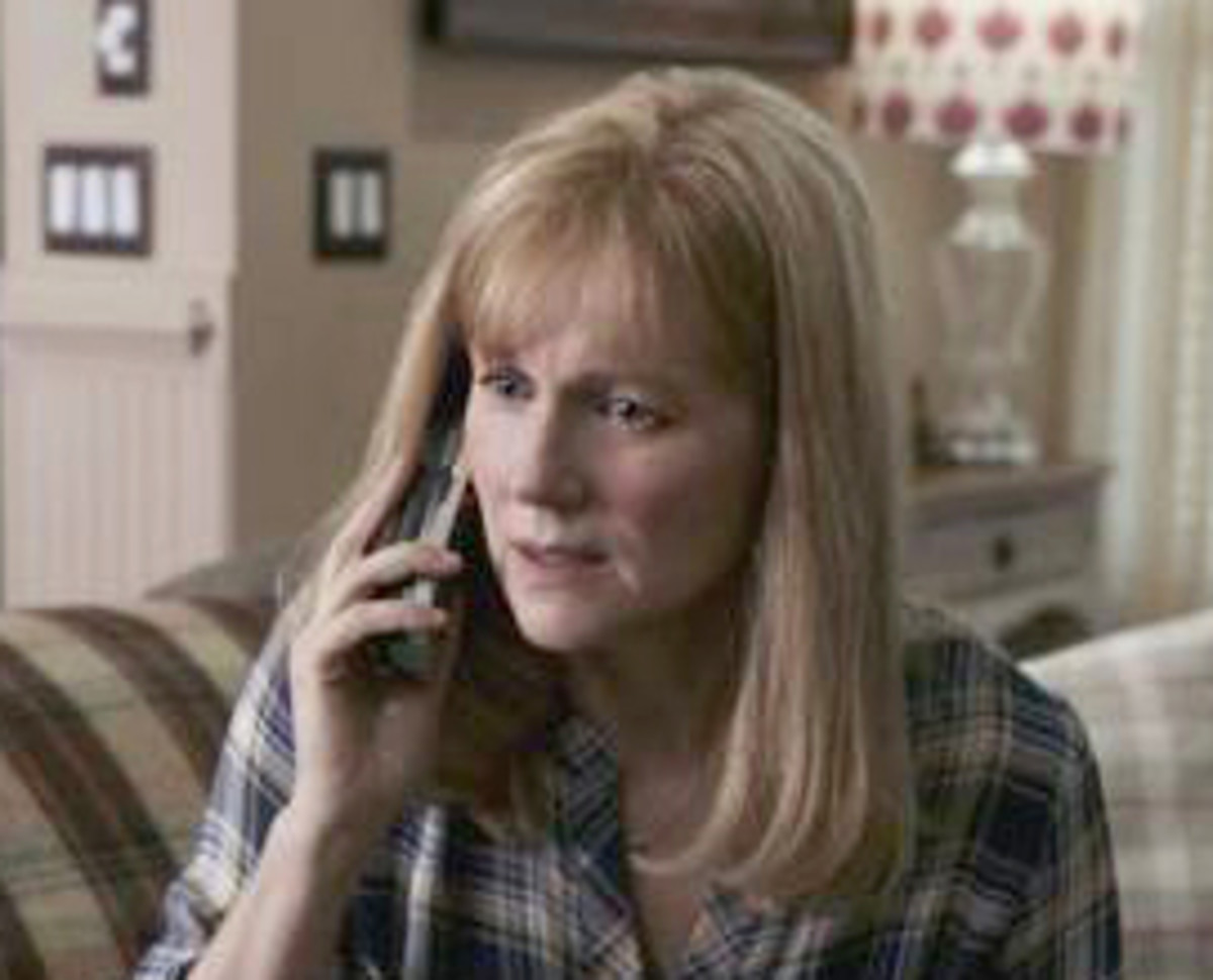  Please hold ... Laura Linney in "Sully."