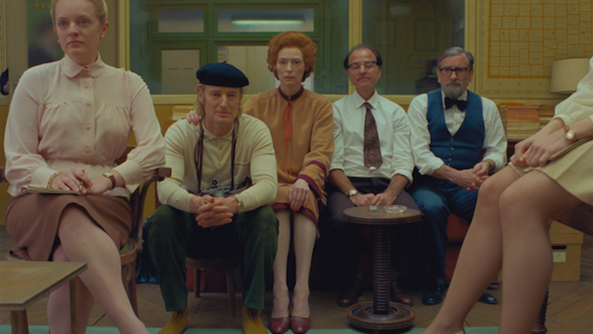 [L-R] Elisabeth Moss, Owen Wilson, Tilda Swinton, Fisher Stevens and Griffin Dunne in the film THE FRENCH DISPATCH. Photo Courtesy of Searchlight Pictures. © 2020 Twentieth Century Fox Film Corporation All Rights Reserved.