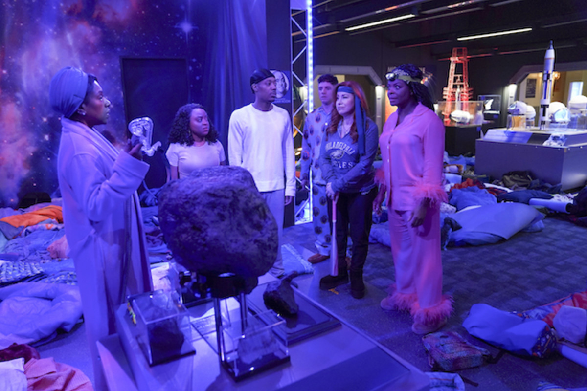 [L-R] SHERYL LEE RALPH, QUINTA BRUNSON, TYLER JAMES WILLIAMS, CHRIS PERFETTI, LISA ANN WALTER, JANELLE JAMES in ABBOTT ELEMENTARY – “Franklin Institute” - Season 2, Episode 22– Abbott Elementary takes a field trip to the Franklin Institute. Gregory is eager to spend time with a reluctant Janine who is avoiding him. Ava teaches the students about aliens, leading to chaos when someone spots an extraterrestrial in the museum. (ABC/Gilles Mingasson) Written and produced by Brittani Nichols.