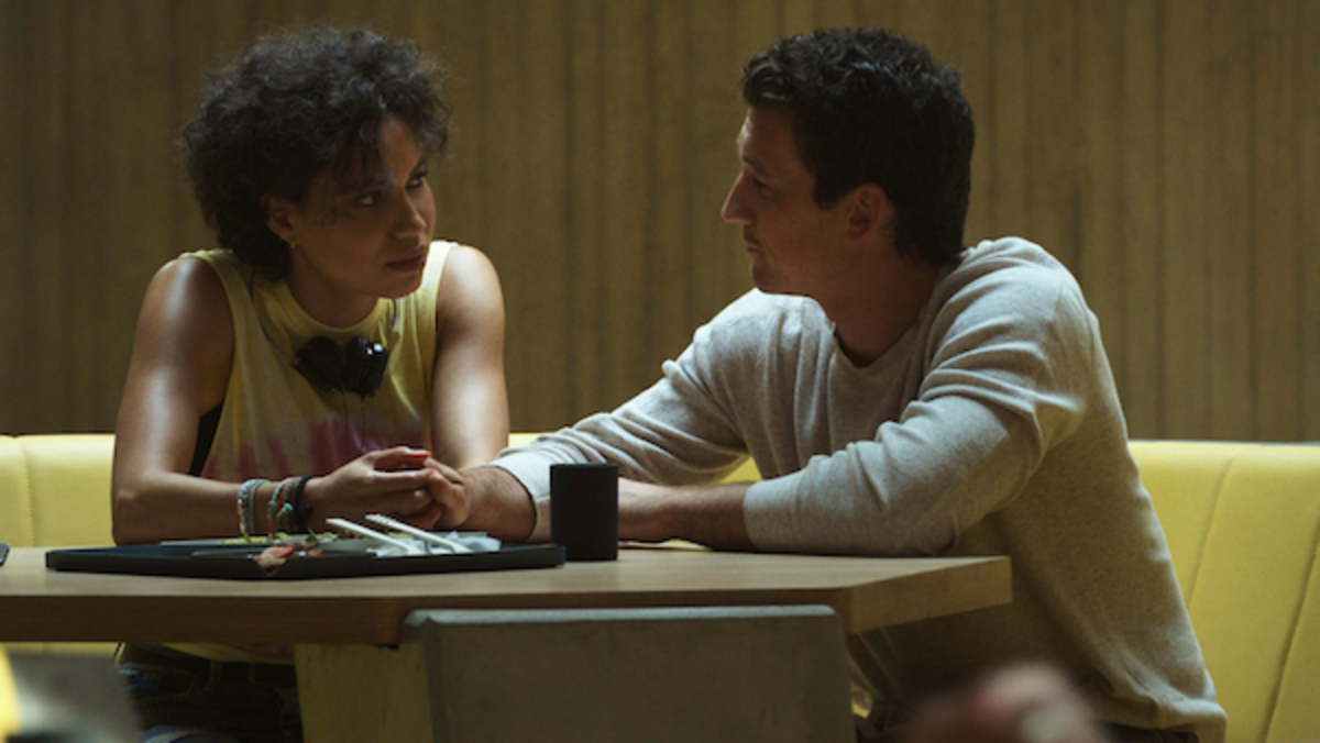 [L to R] Jurnee Smollett as Lizzy and Miles Teller as Jeff in SPIDERHEAD. Netflix © 2022