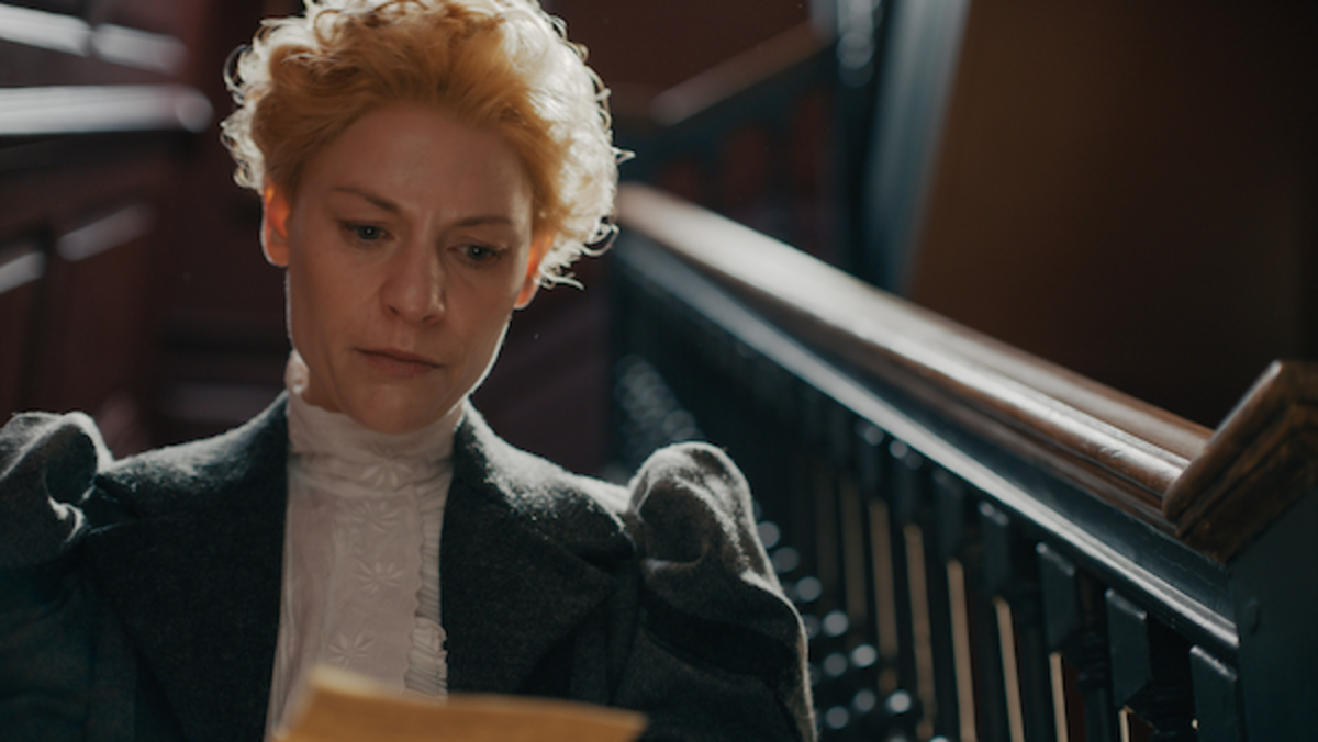 Claire Danes as Cora Seaborne in “The Essex Serpent,” now streaming on Apple TV+.
